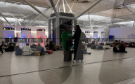 NEWS - Fluggäste schlafen am Flughafen Stansted in London aufgrund von Flugausfällen und Verspätungen