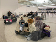 NEWS - Fluggäste schlafen am Flughafen Stansted in London aufgrund von Flugausfällen und Verspätungen