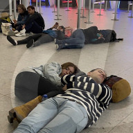 NEWS - Fluggäste schlafen am Flughafen Stansted in London aufgrund von Flugausfällen und Verspätungen