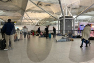 NEWS - Fluggäste schlafen am Flughafen Stansted in London aufgrund von Flugausfällen und Verspätungen