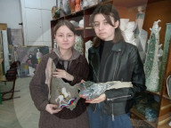 NEWS - Ukraine-Krieg: Kunststudenten aus Lwiw verwandeln russische Raketensplitter in Kunstwerke