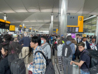 NEWS - Warteschlangen von Urlaubern am Flughafen Heathrow, London