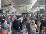 NEWS - Warteschlangen von Urlaubern am Flughafen Heathrow, London