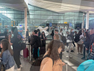 NEWS - Warteschlangen von Urlaubern am Flughafen Heathrow, London