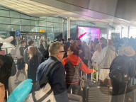 NEWS - Warteschlangen von Urlaubern am Flughafen Heathrow, London