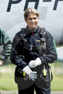 ROYALS - Königin der Lüfte: Maxima beim Fallschirmspringen in der Defense Para School in Breda