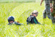 ROYALS - Königin der Lüfte: Maxima beim Fallschirmspringen in der Defense Para School in Breda