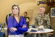 ROYALS - Königin der Lüfte: Maxima beim Fallschirmspringen in der Defense Para School in Breda