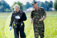 ROYALS - Königin der Lüfte: Maxima beim Fallschirmspringen in der Defense Para School in Breda