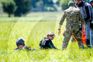 ROYALS - Königin der Lüfte: Maxima beim Fallschirmspringen in der Defense Para School in Breda