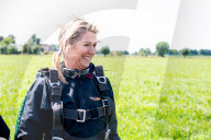 ROYALS - Königin der Lüfte: Maxima beim Fallschirmspringen in der Defense Para School in Breda