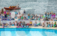 FEATURE - Alle sind gekommen: Weltrekord Versuch für die größte Meerjungfrauenversammlung im Plymouth Lido