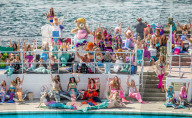 FEATURE - Alle sind gekommen: Weltrekord Versuch für die größte Meerjungfrauenversammlung im Plymouth Lido