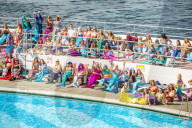 FEATURE - Alle sind gekommen: Weltrekord Versuch für die größte Meerjungfrauenversammlung im Plymouth Lido
