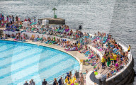 FEATURE - Alle sind gekommen: Weltrekord Versuch für die größte Meerjungfrauenversammlung im Plymouth Lido