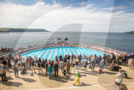FEATURE - Alle sind gekommen: Weltrekord Versuch für die größte Meerjungfrauenversammlung im Plymouth Lido