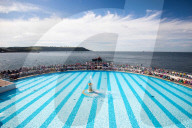 FEATURE - Alle sind gekommen: Weltrekord Versuch für die größte Meerjungfrauenversammlung im Plymouth Lido