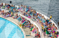 FEATURE - Alle sind gekommen: Weltrekord Versuch für die größte Meerjungfrauenversammlung im Plymouth Lido
