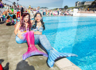 FEATURE - Alle sind gekommen: Weltrekord Versuch für die größte Meerjungfrauenversammlung im Plymouth Lido