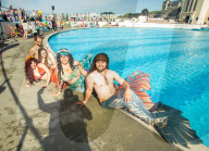 FEATURE - Alle sind gekommen: Weltrekord Versuch für die größte Meerjungfrauenversammlung im Plymouth Lido
