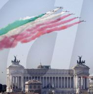 NEWS - Armeeparade zum Tag der Republik in Rom