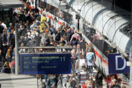 NEWS - Neun-Euro-Ticket am Pfingstwochenende: Volle Bahnsteige und keine Fahrradmitnahme am Hamburger Hauptbahnhof