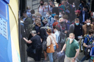 NEWS - Neun-Euro-Ticket am Pfingstwochenende: Volle Bahnsteige und keine Fahrradmitnahme am Hamburger Hauptbahnhof