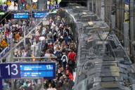NEWS - Neun-Euro-Ticket am Pfingstwochenende: Volle Bahnsteige und keine Fahrradmitnahme am Hamburger Hauptbahnhof