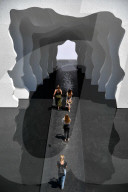 NEWS -  Installation "Divided Layers" von Daniel Arsham im Innenhof des Senatsgebäudes in Mailans