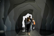 NEWS -  Installation "Divided Layers" von Daniel Arsham im Innenhof des Senatsgebäudes in Mailans