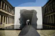 NEWS -  Installation "Divided Layers" von Daniel Arsham im Innenhof des Senatsgebäudes in Mailans