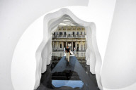 NEWS -  Installation "Divided Layers" von Daniel Arsham im Innenhof des Senatsgebäudes in Mailans
