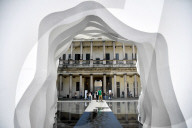NEWS -  Installation "Divided Layers" von Daniel Arsham im Innenhof des Senatsgebäudes in Mailans