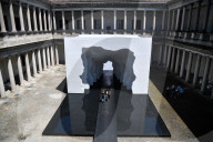 NEWS -  Installation "Divided Layers" von Daniel Arsham im Innenhof des Senatsgebäudes in Mailans