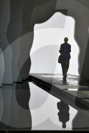 NEWS -  Installation "Divided Layers" von Daniel Arsham im Innenhof des Senatsgebäudes in Mailans