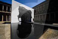NEWS -  Installation "Divided Layers" von Daniel Arsham im Innenhof des Senatsgebäudes in Mailans