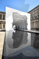 NEWS -  Installation "Divided Layers" von Daniel Arsham im Innenhof des Senatsgebäudes in Mailans