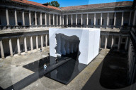 NEWS -  Installation "Divided Layers" von Daniel Arsham im Innenhof des Senatsgebäudes in Mailans