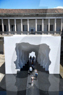 NEWS -  Installation "Divided Layers" von Daniel Arsham im Innenhof des Senatsgebäudes in Mailans