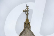FEATURE - Das Steinkreuz auf dem Dach von St. Peter's in Poole, Dorset, wurde durch den Blitzeinschlag beschädigt