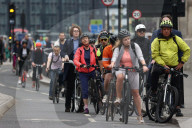 NEWS - GB: Radfahrer passieren den Parliament Square in Westminster am zweiten Tag des nationalen Bahnstreiks