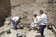 FEATURE - 2000 Jahre alte Schildkröte und ihr Ei in Pompeji gefunden