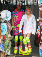 PEOPLE -  Ryan Gosling und Margot Robbie fahren Rollerblade am Barbie-Film-Set
