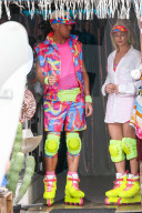 PEOPLE -  Ryan Gosling und Margot Robbie fahren Rollerblade am Barbie-Film-Set
