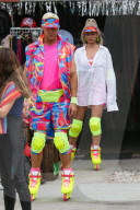 PEOPLE -  Ryan Gosling und Margot Robbie fahren Rollerblade am Barbie-Film-Set
