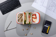 FEATURE - Solarbetriebene Lunchboxen halten das Essen warm oder kühl, je nachdem, was auf dem Speiseplan steht
