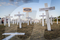 NEWS - Ford Werk Saarlouis schliesst: 226 weisse Kreuze vor Ford Werk im Saarland