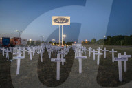 NEWS - Ford Werk Saarlouis schliesst: 226 weisse Kreuze vor Ford Werk im Saarland