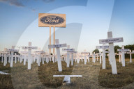 NEWS - Ford Werk Saarlouis schliesst: 226 weisse Kreuze vor Ford Werk im Saarland