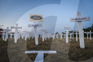 NEWS - Ford Werk Saarlouis schliesst: 226 weisse Kreuze vor Ford Werk im Saarland